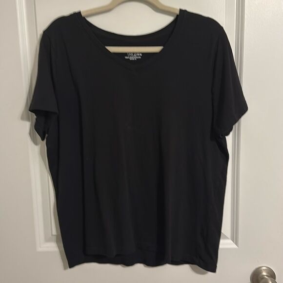 Black vneck tshirt - Picture 1 of 3